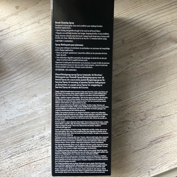 BOBBI BROWN Brush Cleaning Spray - Picture 2 of 3
